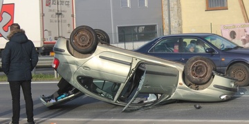 Pozor u Makro - převrácené auto