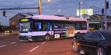 Střet trolejbusu a auta omezil dopravu