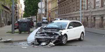 Řidič nedal přednost autobusu a narazil do jeho boku