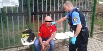 Zdravotníci mu chtěli pomoci, odvděčil se agresí
