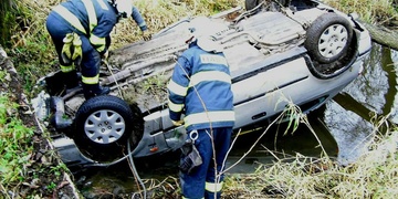 Včera měly dvě osoby u Kladrubců velké štěstí, že se z vozidla dostaly nezraněny