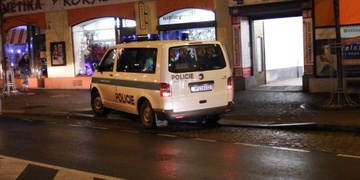 Ve čtvrtek večer srazil autobus na Náměstí Republiky ženu, neviděli jste tuto nehodu?