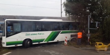 Střet vlaku s autobusem