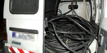 Pachatel odcizil 470 metrů kabelu