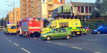 Pozor na Rokycanské došlo k vážné nehodě