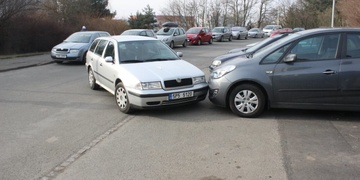 Ve Skvrňanech se samovolně rozjelo auto a nabouralo do jiného zaparkovaného vozu
