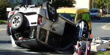 Auto po nehodě skončilo na střeše, bohužel vezlo i malé děti