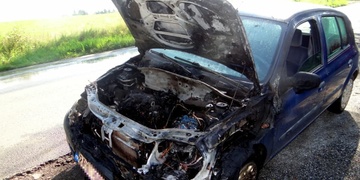 Řidička byla v šoku, za jízdy jí začalo hořet auto