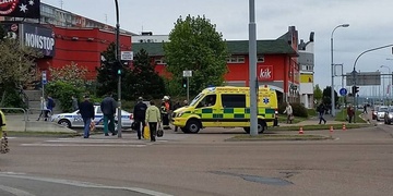 Senior po těžké nehodě i sražené dítě, oba na emergency