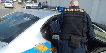 Ožralý řidič bez papírů na sebe sám upozornil