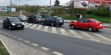 Střet tří aut v Borské ulici řeší policisté
