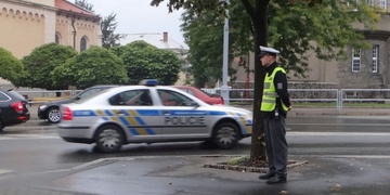 Naboural tři vozy a z místa ujel
