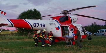 Batole vypadlo za jízdy z přívěsného vozíku a auto odjelo