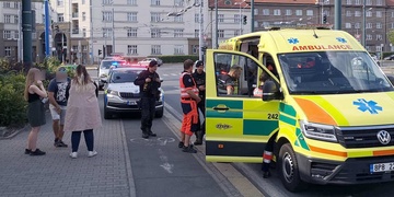 Silně opilý muž vběhl přímo před auto