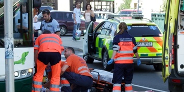 Trolejbus v Plzni na Anglickém nábřeží srazil ženu