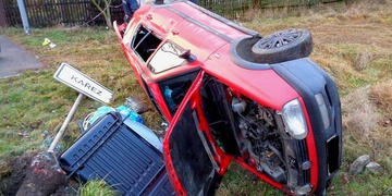 U Kařezu se převrátilo auto