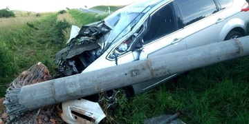 Řidič v Přešticích přerazil autem sloup elektrického vedení a uzavřel tak silnici na Klatovy