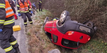 Auto se ženou a dětmi končilo na střeše