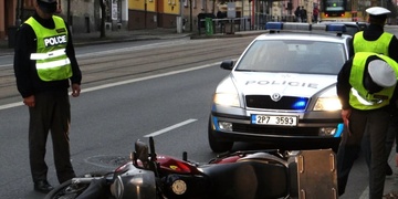 Vážná dopravní nehoda motorkáře dnes ráno na Klatovské třídě
