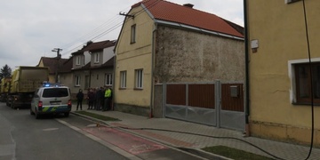 Řidič náklaďáku zapomněl složit hydraulickou ruku a zhasl tak celou vesnici