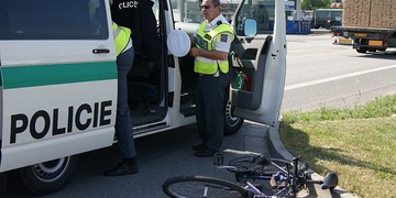 Kuriózní dopravní nehoda - cyklista přehlédl policejní vůz