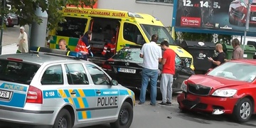 Auto si po nehodě zavolalo záchranáře