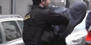 Vyzbrojen hákem a obuškem vyhrožoval příbuznému