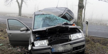 Pozor na náledí, řidič zlomil auto o strom