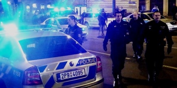 Zfetovaný řidič BMW ujížděl centrem, ohrožoval ostatní a nakonec se serval s policisty