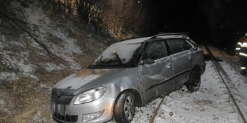 Auto spadlo do kolejiště, řidič běžel proti vlaku a tím zabránil havárii
