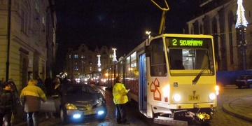 Střet vozidla s tramvají zastavil provoz na polovině náměstí