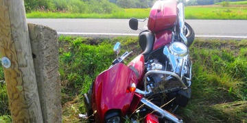 Harley Davidson skončil v příkopu, motorkář zraněný