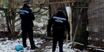 Smečka psů patřících bezdomovcům napadá psy na vodítku